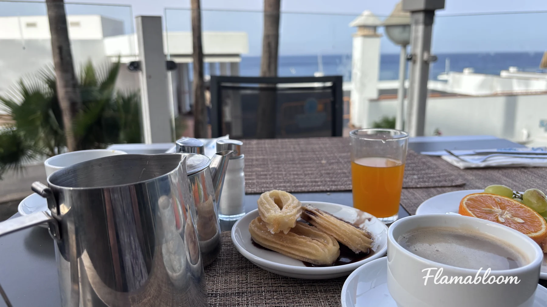 Bàn ăn sáng với cà phê, nước cam và khung nhìn ra biển ở Lanzarote.