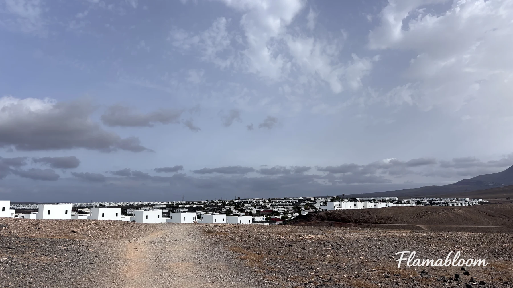 Những ngôi nhà trắng nằm giữa nền đất núi lửa đen trên Lanzarote.